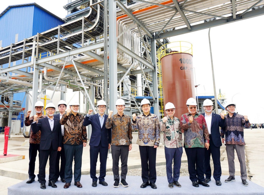 GS칼텍스와 포스코인터내셔널 주요 관계자들이 지난 19일 인도네시아의 팜유 정제시설 준공식에서 기념촬영을 하고 있다.  GS칼텍스 제공