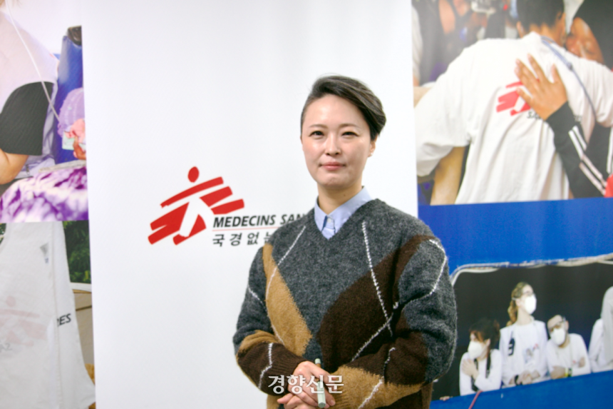 18일 서울 서초구 국경없는의사회 사무실에서 김결희 국경없는의사회 활동가가 인터뷰 후 포즈를 취하고 있다. 배시은 기자