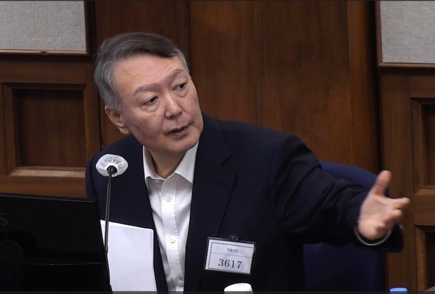 윤석열 전 대통령이 지난 3일 서울중앙지법에서 열린 자신의 내란 우두머리·직권남용 권리행사 방해 혐의 사건 공판에 출석해 발언하고 있다. 서울중앙지법 제공