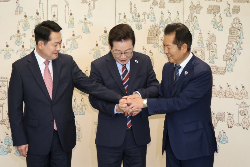 국힘은 반정부 투쟁, 여당은 야당 압박만…‘정치 복원’ 요원