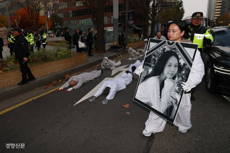 단속 중 추락사한 이주노동자 기리며 오체투지[포토뉴스]