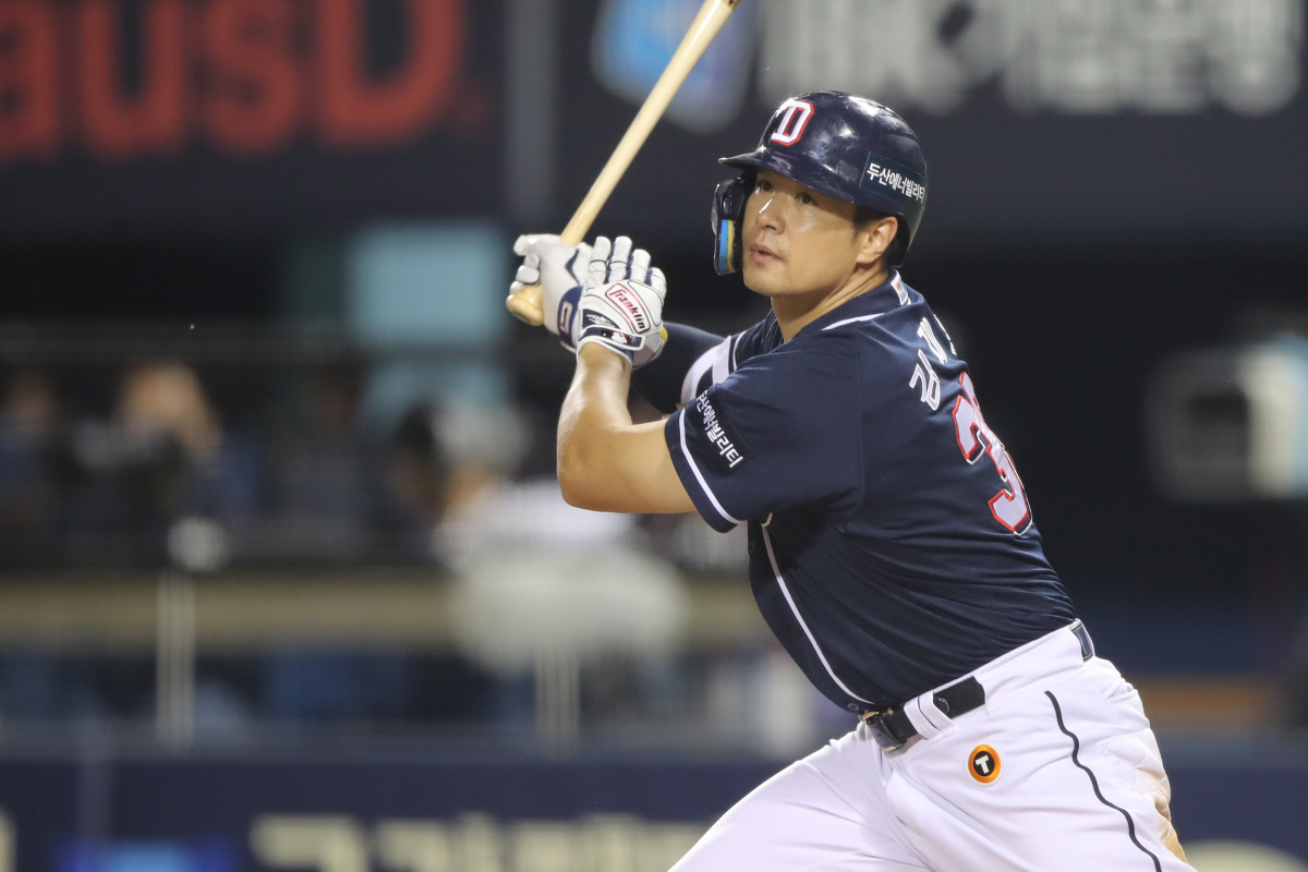 ‘무리수 영입’ 비난받는 SSG, ‘편법 이적’ 김재환도 데려가나