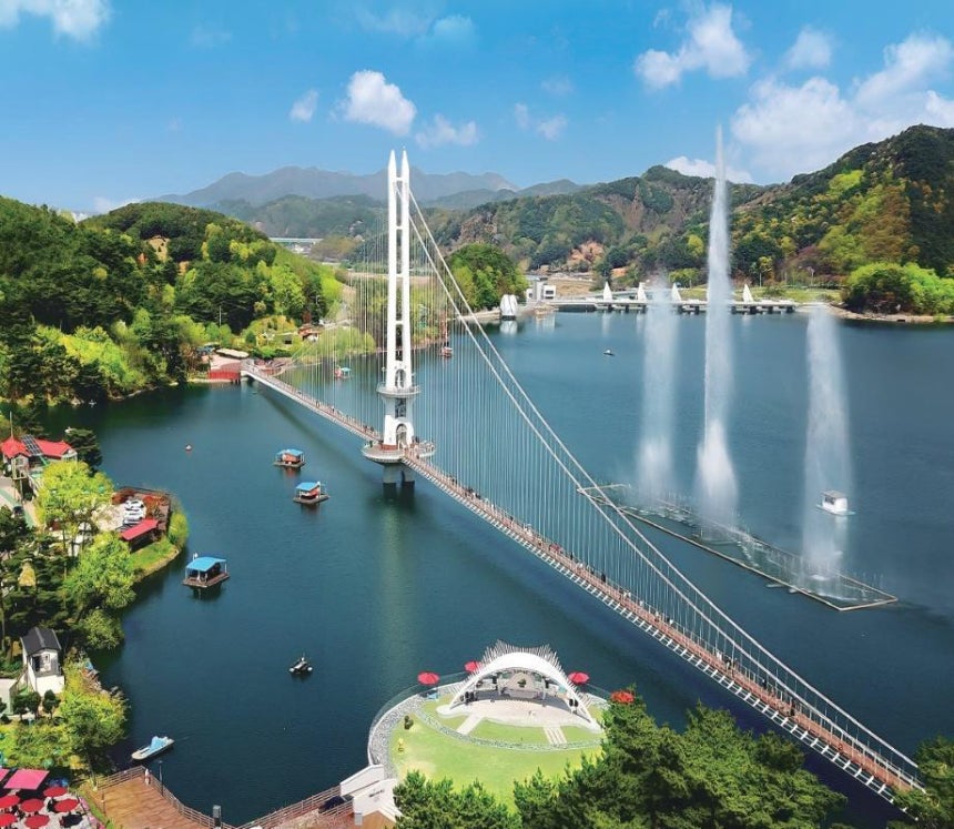 충남 예산군 예당호출렁다리. 예산군 제공