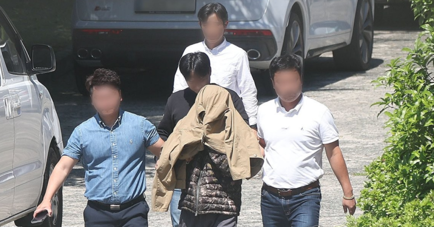 태국 파타야에서 한국인 살해 혐의로 잡힌 20대 용의자가 지난해 5월13일 경남 창원시 성산구 경남경찰청 형사기동대로 이동하고 있다. 연합뉴스