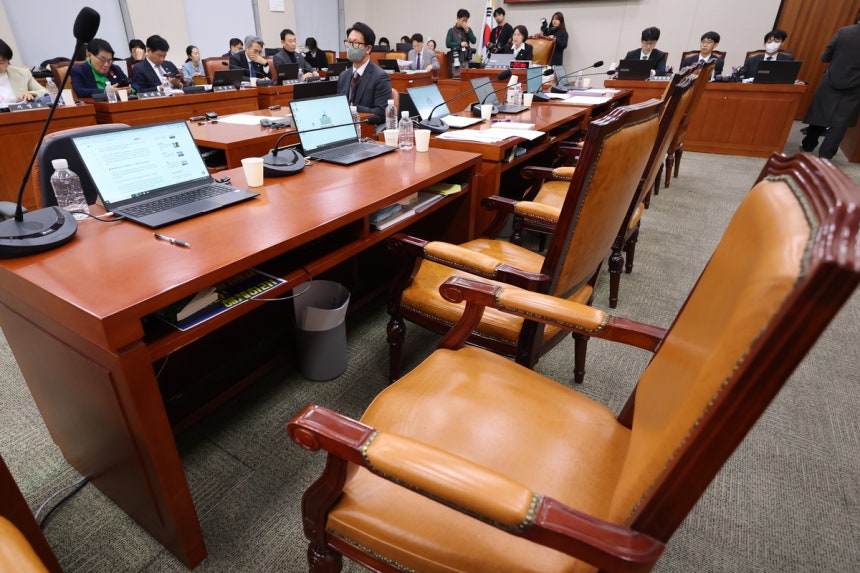 3일 서울 여의도 국회에서 열린 제429회 국회(정기회) 법제사법위원회 제16차 전체회의에서 12·3 불법계엄 사태와 관련해 윤석열 전 대통령 등이 연루된 내란 사건을 전담 처리하