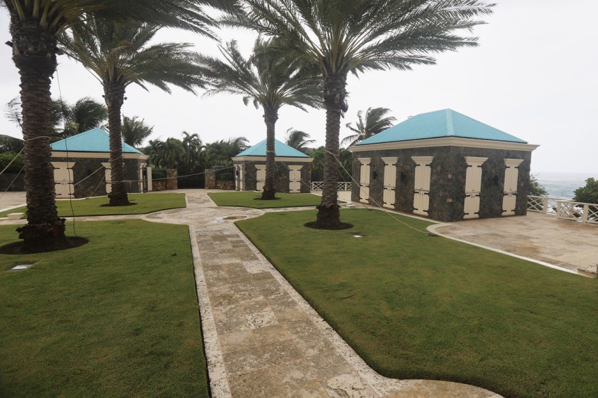 하원 감독위원회 소속 민주당 의원들이 공개한 미국령 버진아일랜드 리틀 세인트 제임스 섬에 위치한 제프리 엡스타인의 저택의 사진 . AP연합뉴스