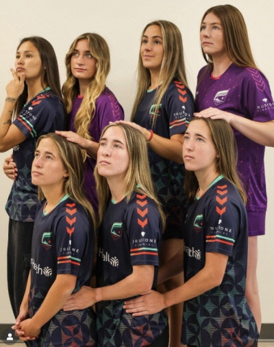 둘 중 하나는 단념하라는 세상…“축구팀 정체성도, 프로 승격도 포기 안 할래요”