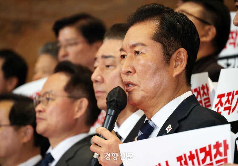 정청래 “<b>조희대</b>, 이 대통령 면전서 뻔뻔하게 시위···<b>사법개혁</b> 요구...