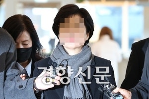 ‘김건희에 로저비비에 가방 전달’ <b>김기현 부인 특검 출석</b>···청탁 의...