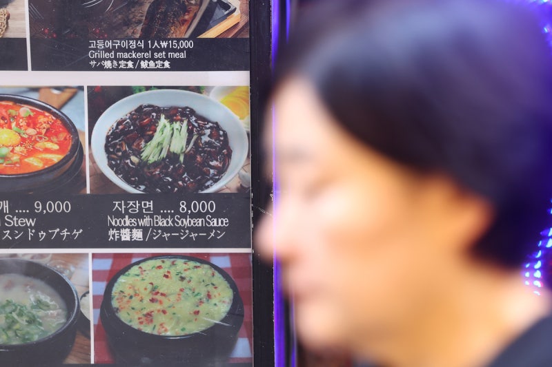 치킨·자장면·빵값 5년 새 30% 넘게 뛰어···<b>고환율</b>에 수입산 먹거리...