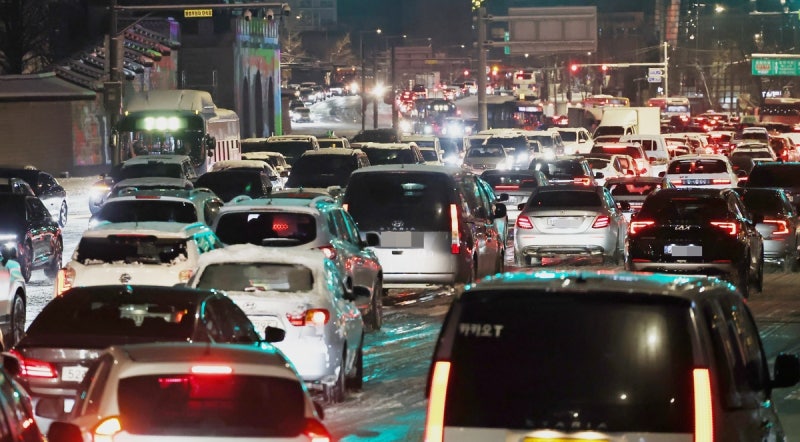 [사설]첫눈에 마비된 수도권 교통, 제대로 대비한 것 맞나