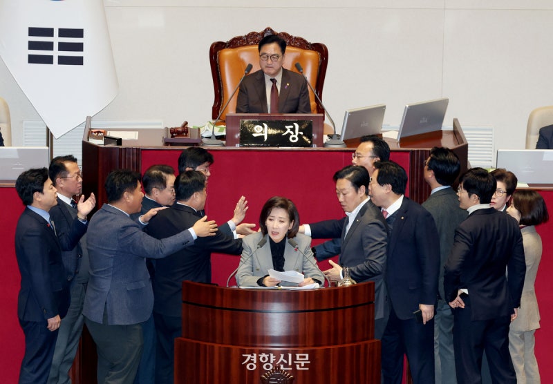 ‘민생 법안’ <b>필리버스터</b> 국힘···정기국회 마지막날까지 <b>여야 충돌</b>