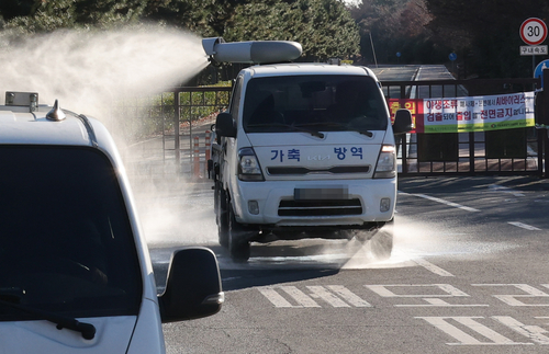 지난달 고병원성 조류 인플루엔자 감염 사례가 발생해 사람과 차량의 출입 통제 등 방역 당국에 비상이 걸린 가운데 9일 오후 부산 사하구 을숙도 생태공원 일원에서 축협 관계자들이 차량을 이용 방역 소독을 하고 있다.