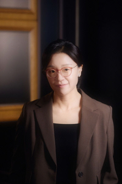 ‘세계의 주인’ 윤가은 감독…올해의 여성영화인상 수상
