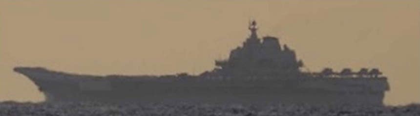 중국의 첫 항공모함인 랴오닝함의 모습.이 사진은 일본 방위성이 공개한 것이다.EPA연합뉴스