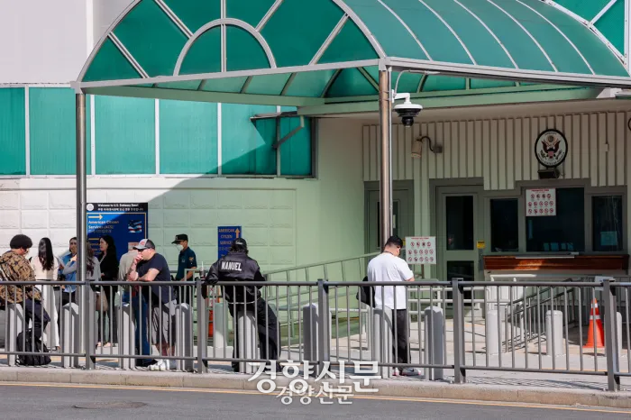 주한 미 대사관 앞에서 비자 심사를 기다리는 사람들.이준헌 기자
