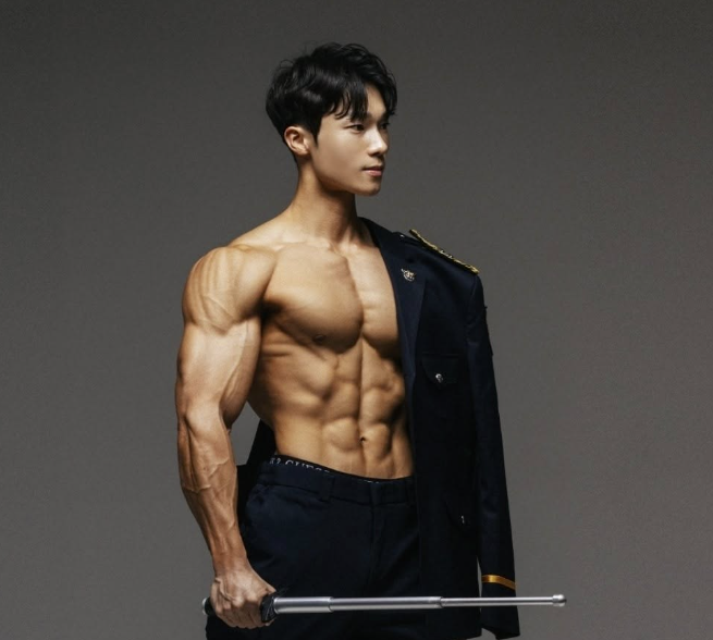 2026년 경찰 달력 모델로 참여한 서울 12기동대 소속 최하용 순경.경기남부경찰청 박성용 경위 페이스북