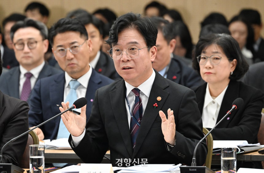 김영훈 고용노동부 장관이 11일 세종시 세종컨벤션센터 국제회의장에서 열린 2026년 부처 업무보고 농림축산식품부(농촌진흥청,<a href=