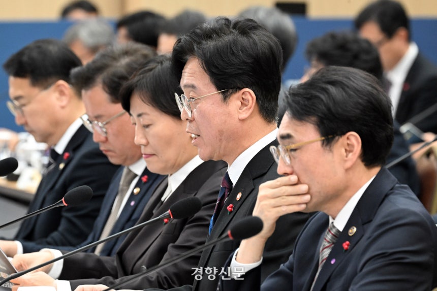 김영훈 고용노동부 장관이 11일 세종시 세종컨벤션센터 국제회의장에서 열린 2026년 부처 업무보고 농림축산식품부(농촌진흥청,산림청),고용노동부에 대한 업무보고에서 보고를 하고 있다.대통령실사진기자단