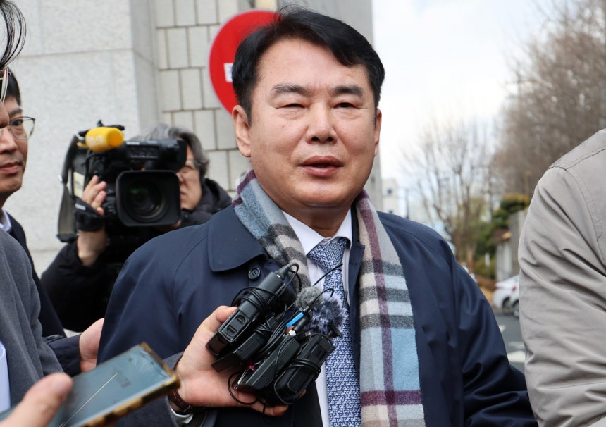 이정선 광주시교육감이 11일 오전 광주 동구 광주지방법원에서 열린 구속 전 피의자 심문(영장실질심사)을 마치고 나오고 있다.이 교육감은 2022년 광주시교육청 감사관 채용 과정에서 자신의 고교 동창을 임용하는 데 