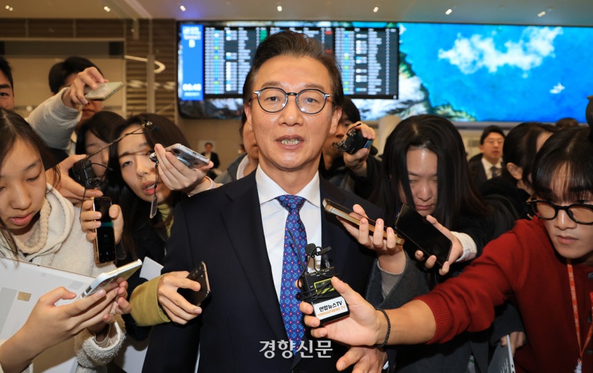 통일교로부터 금품을 수수했다는 의혹을 받은 전재수 해양수산부 장관이 11일 인천국제공항 제2터미널을 나서며 취재진의 질문에 답하고 있다.이날 전 장관은 관련 의혹을 전면 부인하고 장관직을 내려놓는다고 밝혔다.한