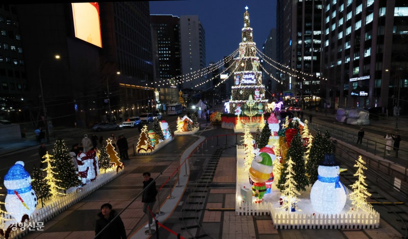 ‘청계천의 빛’으로…세밑 한파 녹일 희망을 밝혀요