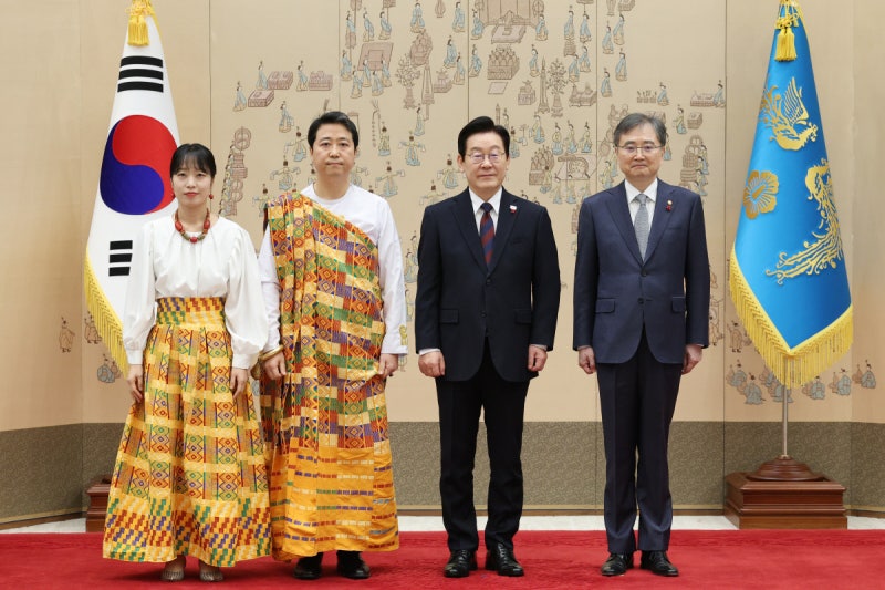 ‘한국계 1.5세’ 고조 최 주한 가나 대사, 이 대통령에 신임장