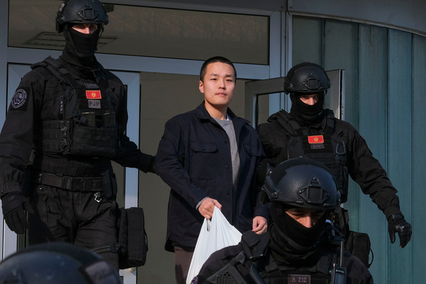 [속보] ‘테라사태’ <b>권도형</b> 미 법원서 <b>징역 15년</b>형 선고