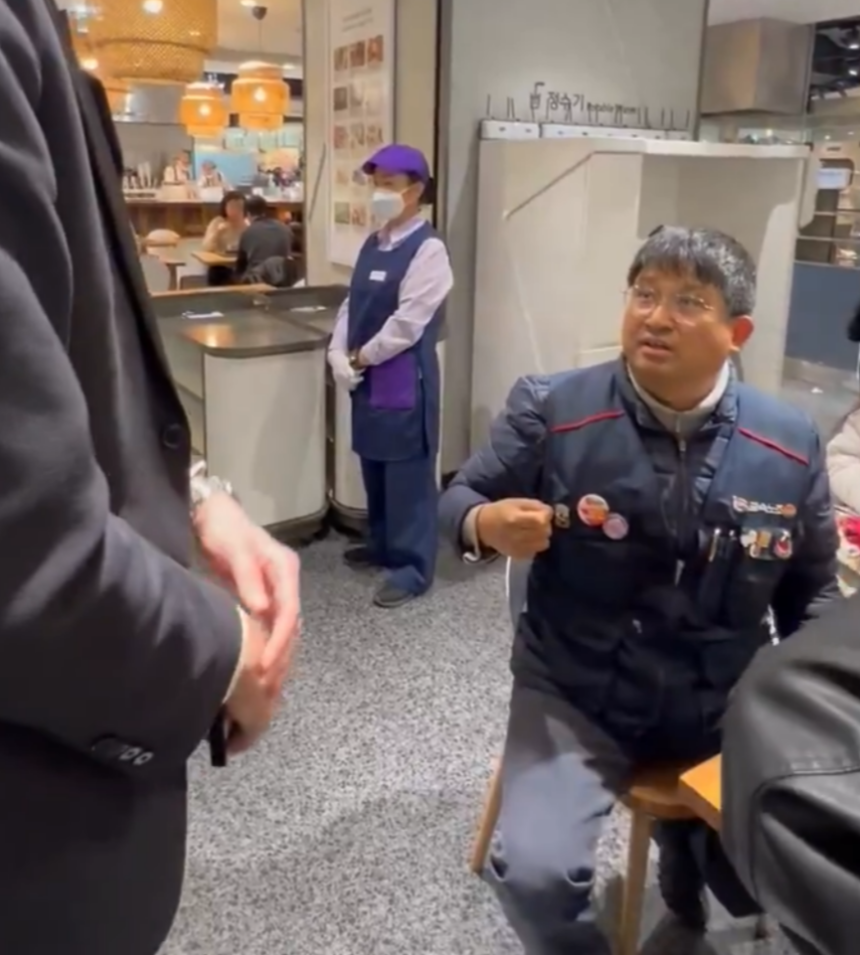 지난 10일 한 롯데백화점 식당가에서 노조 조끼를 착용한 전국금속노조 소속 조합원이 백화점 직원(왼쪽)과 실랑이를 벌이고 있다.X 영상 갈무리