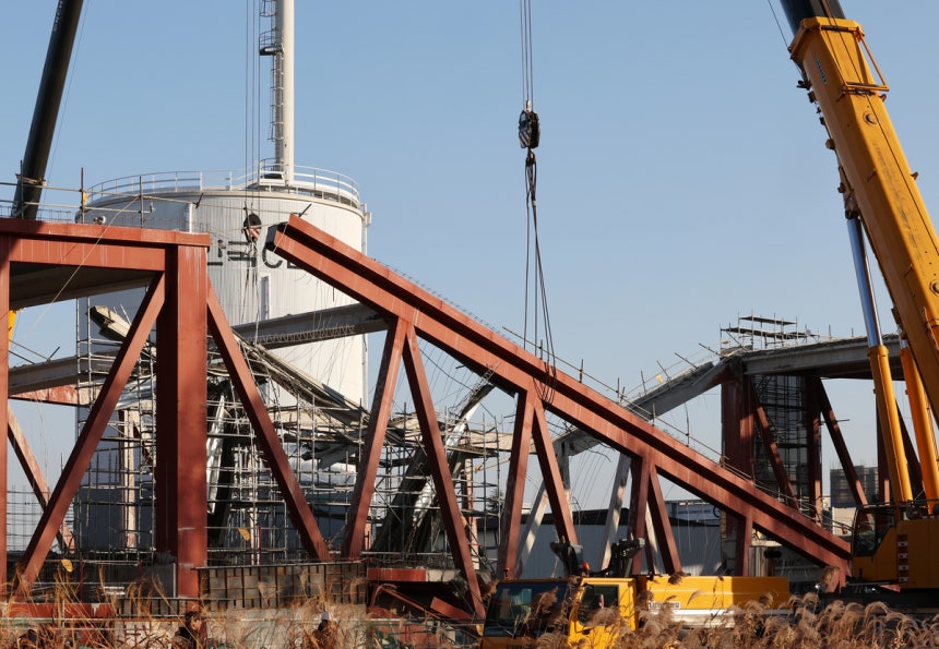 광주대표도서관 신축 공사장 붕괴 사고 이틀째인 12일 광주 서구 치평동 사고 현장에 대형 크레인이 설치돼 있다.연합뉴스