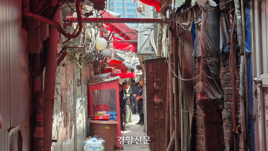 지난 7월9일 서울 성북구 하월곡동‘미아리텍사스촌’업소 강제퇴거를 지원하러 나온 용역업체 직원들이 기자를 쳐다보고 있다.류인하 기자