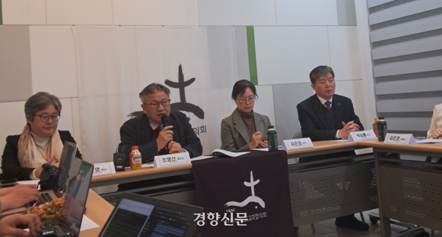 ncck여성위원회가 소송결과에 대한 의미를 설명하고 있다.박경은 기자