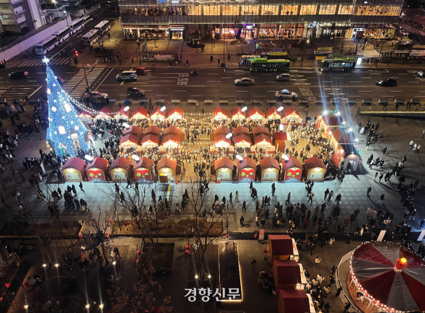 광화문광장에 펼쳐진 ‘광화문 마켓’은 ‘겨울동화 속 산타마을’을 콘셉트로 광장을 유럽형 크리스마스 마켓처럼 재해석했다. 김지윤 기자