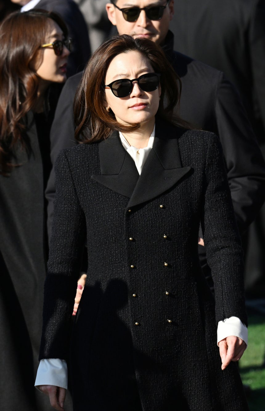 임세령 대상홀딩스 부회장이 지난달 28일 검은색 롱코트를 입고 아들 이지호씨의 해군사관후보생 임관식에 참석했다.연합뉴스