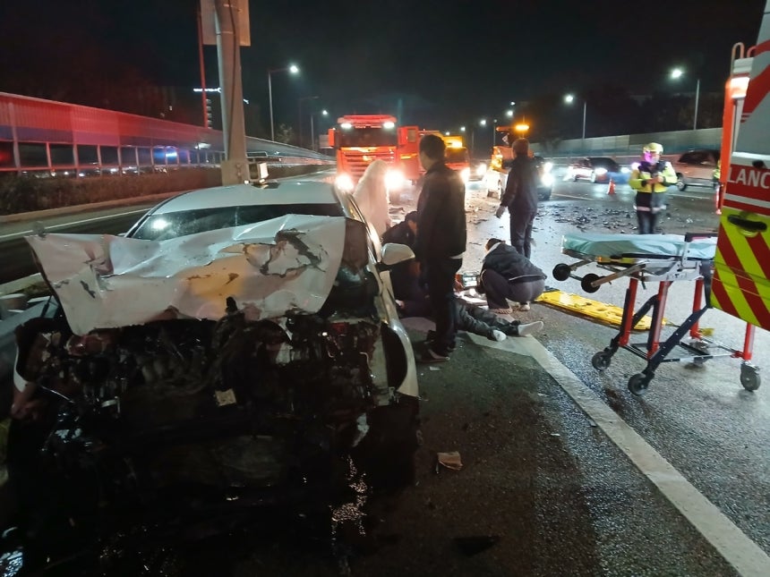 14일 인천공항고속도로에서 발생한 교통사고 현장.인천시 소방본부 제공