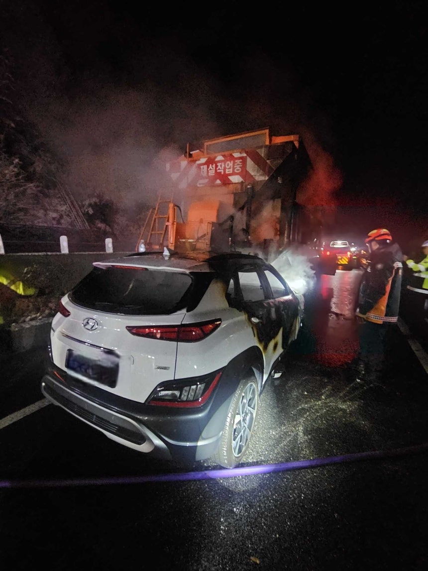14일 0시 12분쯤 강원 춘천시 중앙고속도로 춘천 방향 원창교 인근에서 코나 승용차가 제설차를 들이받아 승용차 운전자가 상처를 입었다.강원도소방본부 제공