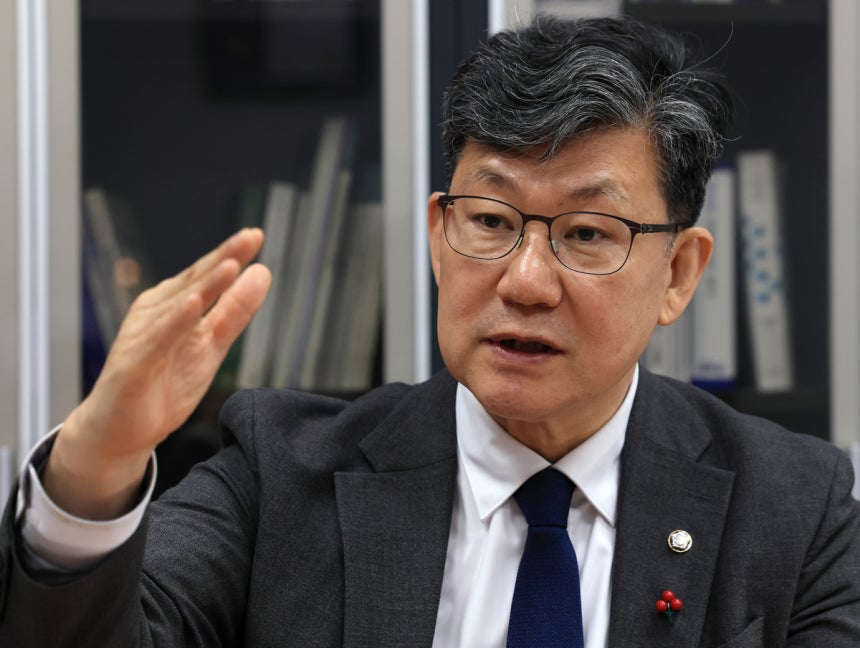 김남근 더불어민주당 의원이 지난 12월 9일 국회 의원회관에서 온라인 플랫폼법과 배달앱 공정화법 등과 관련해 주간경향과 인터뷰를 하고 있다.서성일 선임기자