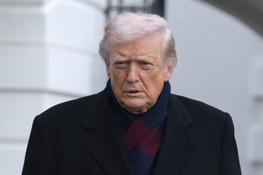 도널드 트럼프 미국 대통령이 13일(현지시간) 워싱턴 백악관에서 출발해 육군-해군 축구경기에 참석하기 위해 볼티모어로 향하던 중 기자들과 대화하고 있다.AP연합뉴스