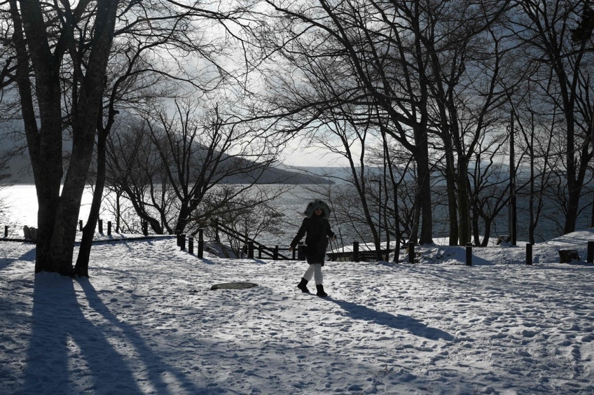 한 관광객이 10일 일본 홋카이도 시코츠 도야 국립공원의 시코츠 호수 주변에서 산책을 하고 있다.AFP연합뉴스
