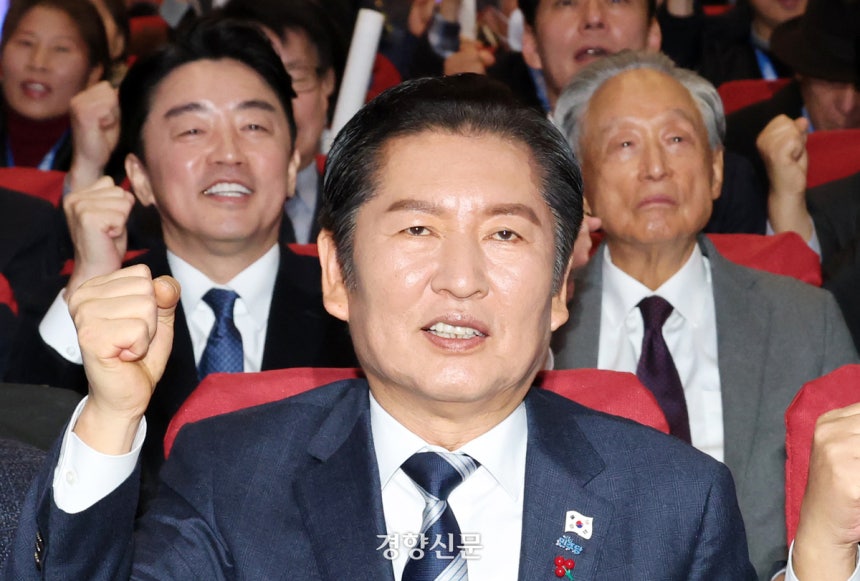 정정래 더불어민주당 대표(가운데), 강훈식 대통령비서실장(왼쪽), 권노갑 상임고문이 14일 국회 의원회관에서 열린 창당 70주년 기념 당원의 날 행사에서 화이팅을 외치고 있다. 박민규 선임기자