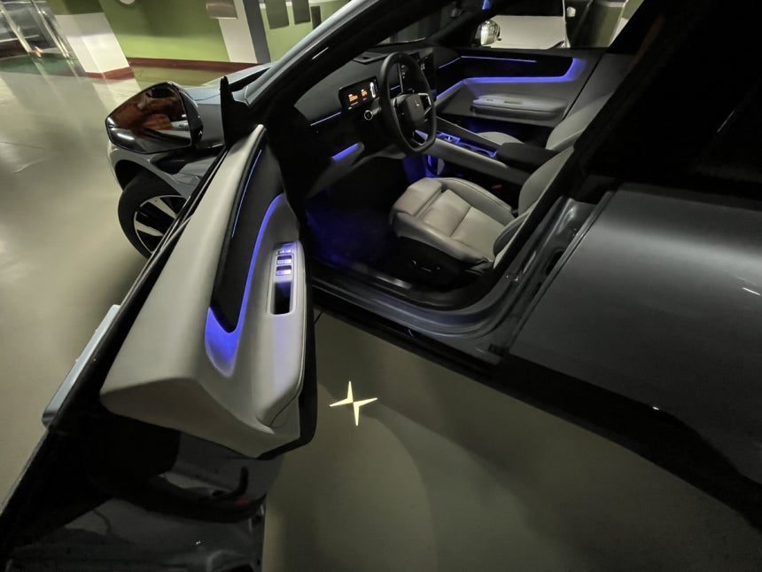 폴스타4 앞문을 열면 주차장 바닥에 폴스타 브랜드 로고가 나타난다.