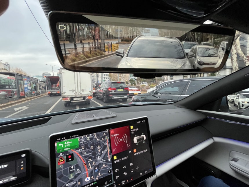 내부 디지털 룸미러에 비친 후방 차량의 모습.