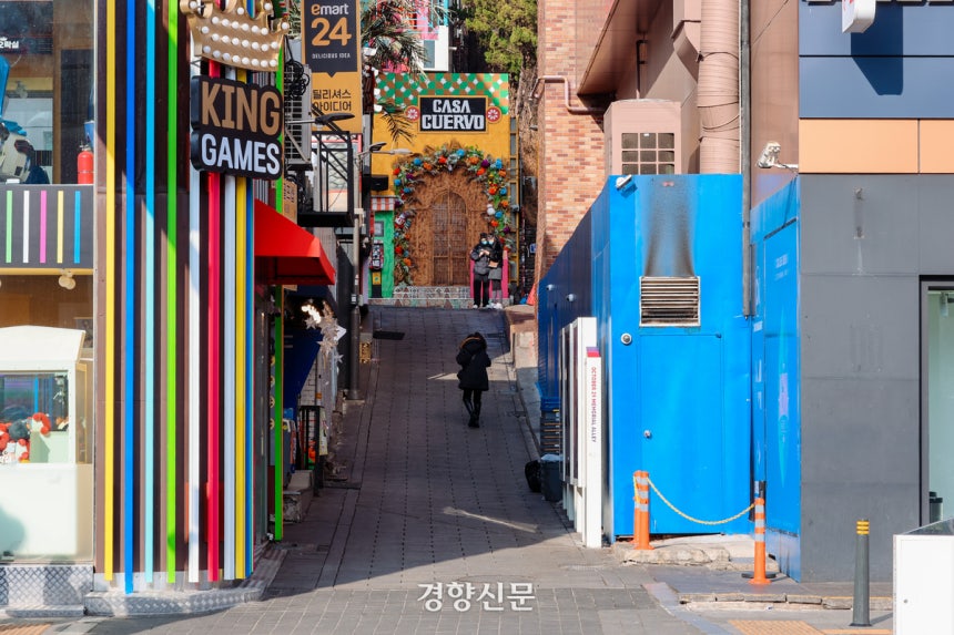 서울 지하철 이태원역 1번출구 인근 10·29 이태원 참사 현장의 14일 모습.이준헌 기자