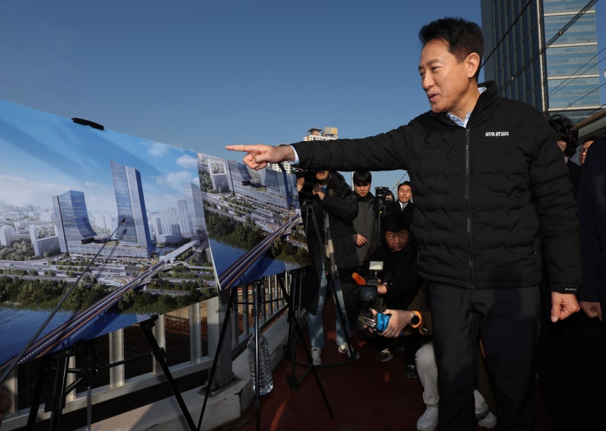오세훈 서울시장이 15일 서울 광진구 동서울터미널 앞에서 동서울터미널 현대화사업에 대한 설명을 들으며 향후 추진 일정과 계획 등에 대해 이야기하고 있다.연합뉴스