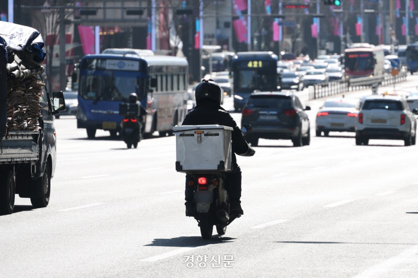 지난 2월 서울 강남구 신논현역 인근 사거리에서 배달 오토바이가 주행하고 있다.정효진 기자