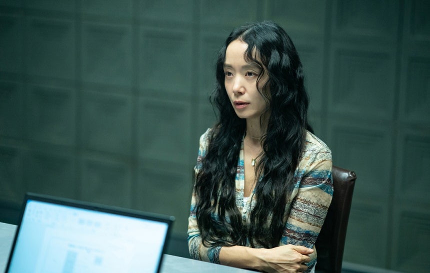 넷플릭스 <자백의 대가> 속 취조실에서 진술하고 있는 안윤수(전도연).넷플릭스 제공