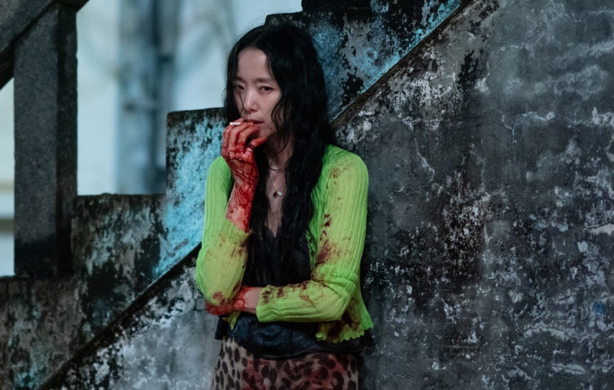 넷플릭스 <자백의 대가>에서 살해 당한 남편을 발견하고 경찰에 신고한 안윤수(전도연)가 피가 묻은 손으로 담배를 피우고 있다.넷플릭스 제공