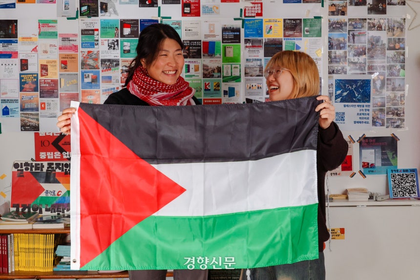 지난 10월 팔레스타인 가자지구 향하는 구호선단을 탔다가 나포된 해초 활동가와 플랫폼C 및 TMTG 한국지부에서 활동하는 나민 활동가가 지난 9일 서울 마포구 사무실에서 팔레스타인 연대에 대해 말하고 있다.이준헌 