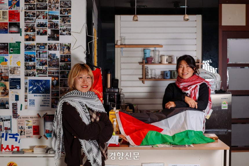 지난 10월 팔레스타인 가자지구 향하는 구호선단을 탔다가 나포된 해초 활동가와 플랫폼C 및 TMTG 한국지부에서 활동하는 나민 활동가가 지난 9일 서울 마포구 사무실에서 팔레스타인 연대에 대해 말하고 있다.이준헌 