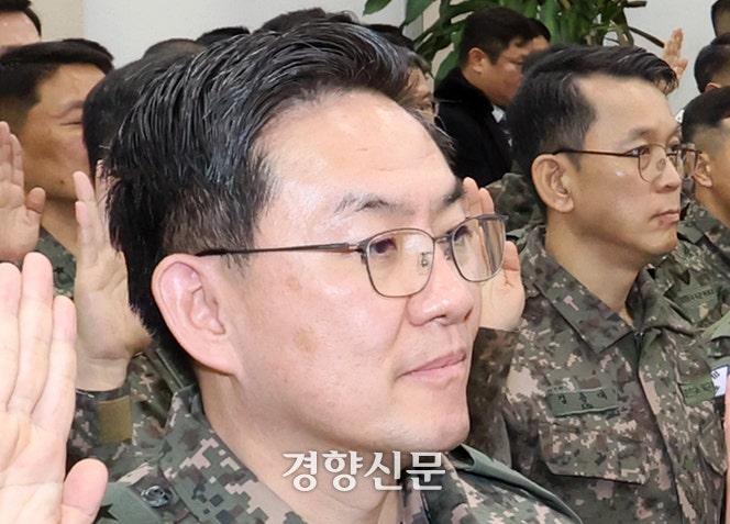 이진우 전 수도방위사령관(왼쪽)이 지난 1월 열린 국회 내란 혐의 진상규명 국정조사특위에서 증인선서를 하고 있다.박민규 선임기자